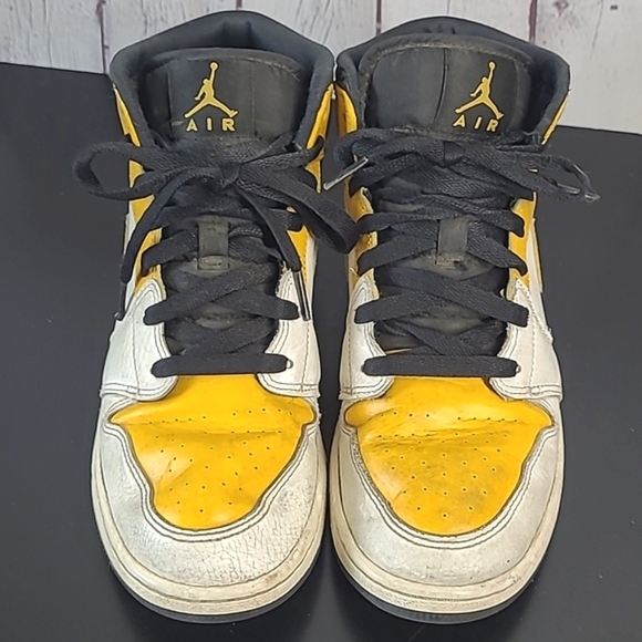 Nike Air Jordan 1 Mid US University Gold Yellow Shoes 554724-170 Youth 7/ W 8 - Picture 7 of 17